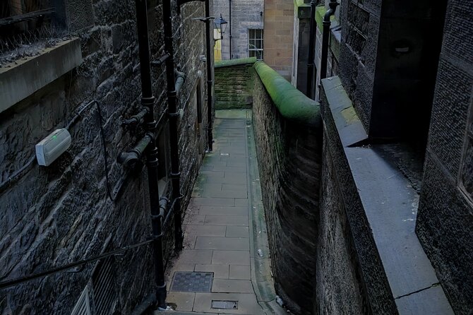 Dark History and Ghost Tour of Edinburgh - Advocate’s Close and a famous ghost story