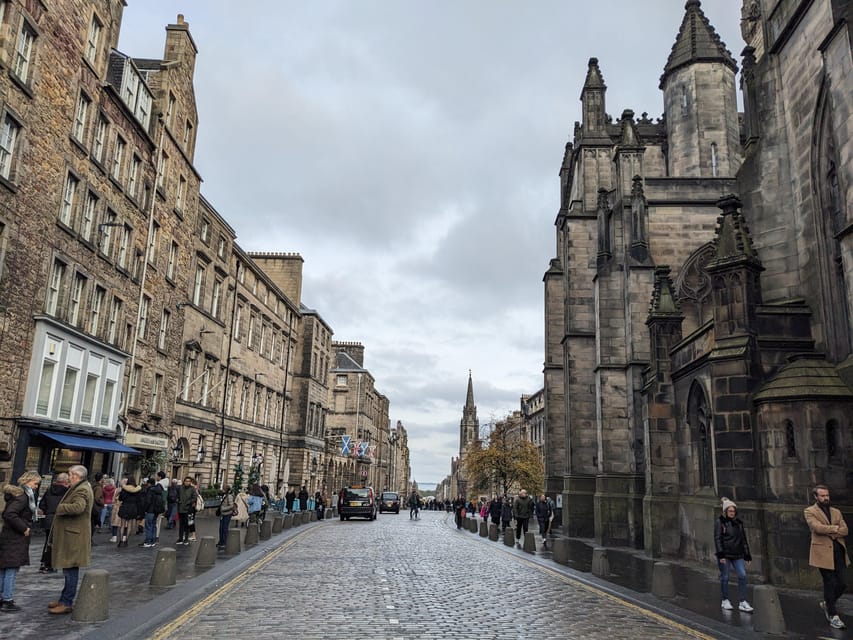 Dark Stories of Edinburgh: walking tour in French - Why Edinburgh’s Old Town works so well after dark