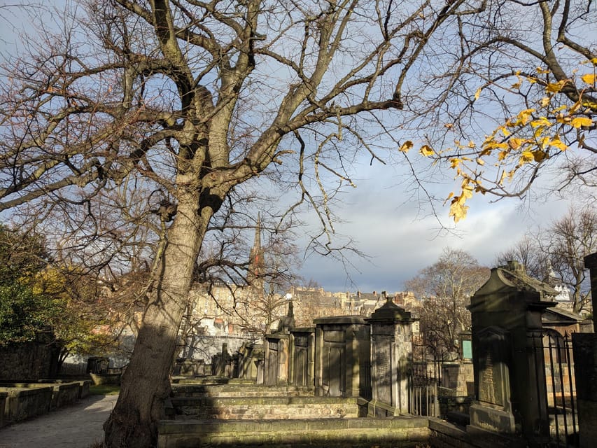 Dark Stories of Edinburgh: walking tour in French - Following the Royal Mile’s darker stories