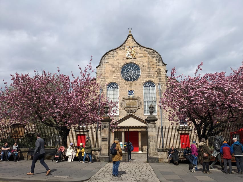 Dark Stories of Edinburgh: walking tour in French - Starting at Canongate Kirk and the lower Royal Mile