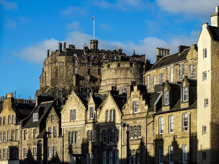 Edimbourg : Visite guidée privée en français avec Clémentine - Meeting at Adam Smith beside the Mercat Cross