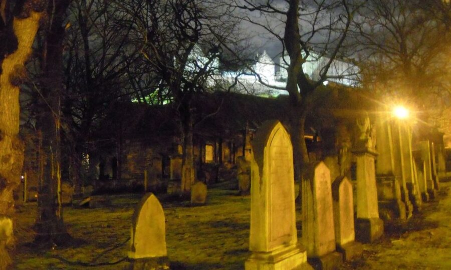 Edinburgh: 2-Hour Ghost Tour in Spanish - Starting the walk on Edinburgh’s Royal Mile