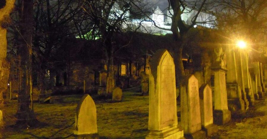 Edinburgh: 2-Hour Ghost Tour in Spanish - Entering the cemetery and finding David Hume’s tomb