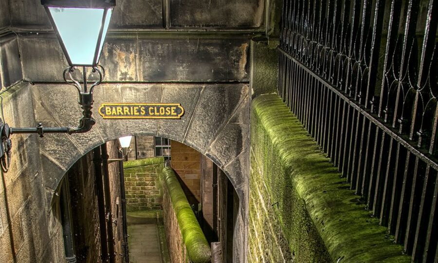 Edinburgh: 2-Hour Ghost Tour in Spanish - Through the Old Town’s dark closes