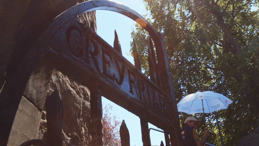 Edinburgh: 2-Hour Ghost Tour in Spanish - Crossing the city center to Calton Hill