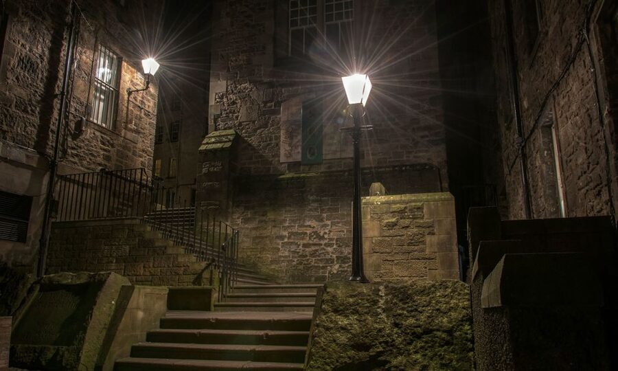 Edinburgh: 2-Hour Ghost Tour in Spanish - Why the Spanish-language format matters