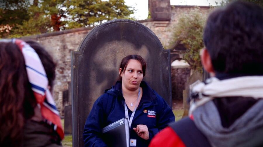 Edinburgh: 2-Hour Ghost Tour in Spanish - Witch hunts, murders, and Edinburgh’s troubled past