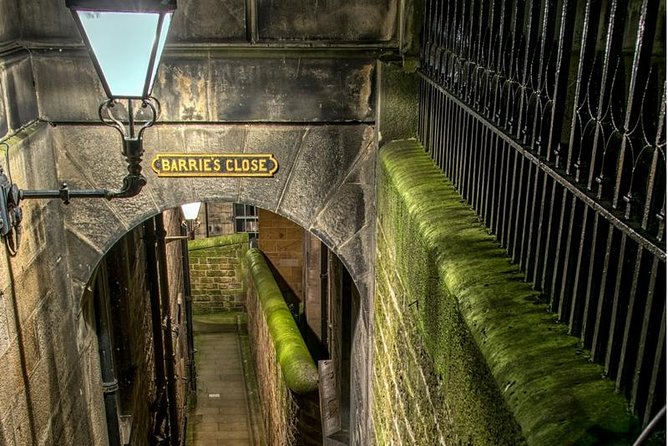 Edinburgh 2 Hour Nighttime Ghost Tour Italian Tour Guide - The Old Town closes, where the stories feel closest