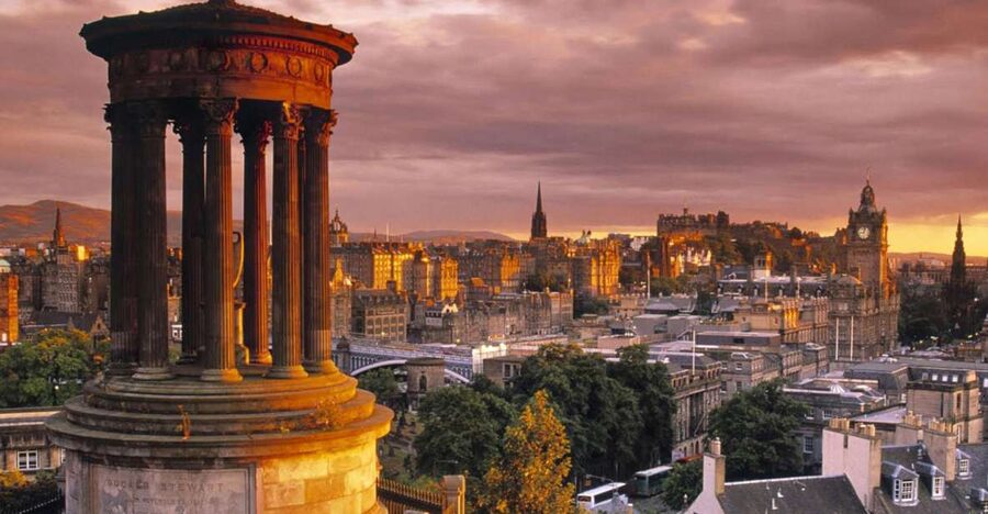 Edinburgh: 3-Hour Historical Walking Tour in Italian - Starting by the City Chambers on the Royal Mile