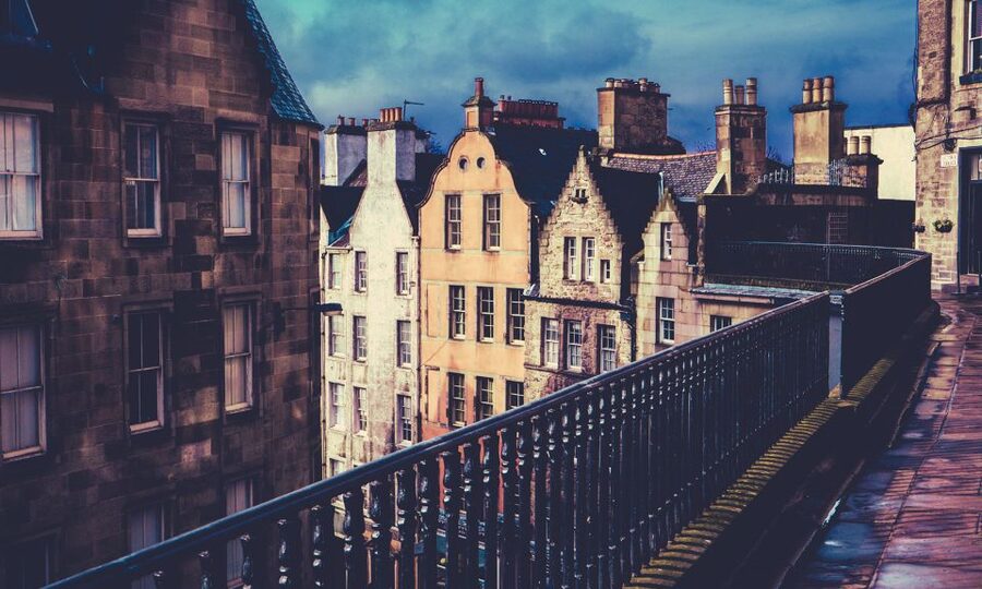 Edinburgh: 3-Hour Historical Walking Tour in Spanish - Grassmarket pause and the city’s rougher past