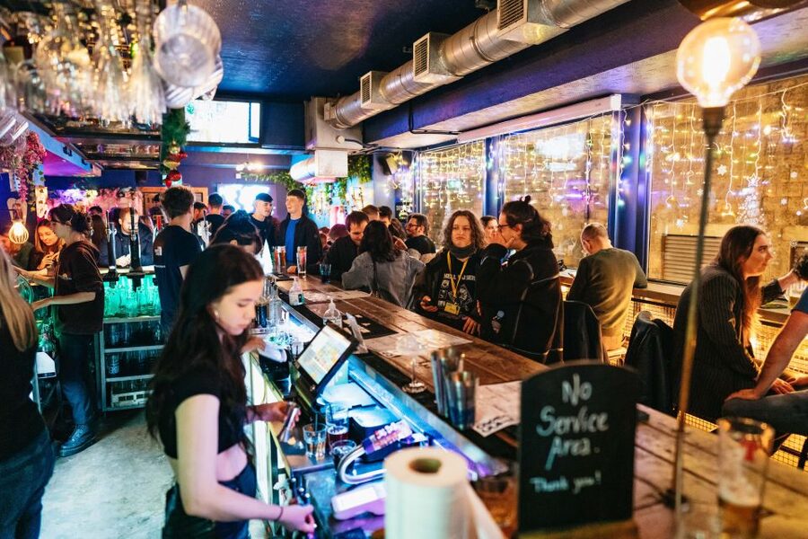 Edinburgh: 7 Bar Pub Crawl with 7 Shots & Discounts - The guides make the biggest difference