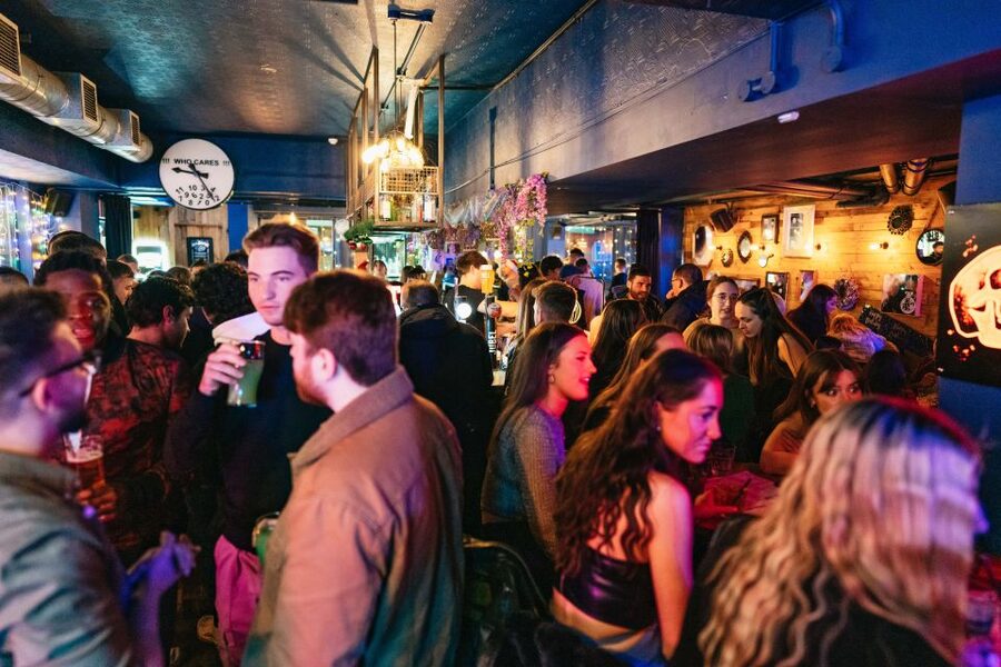 Edinburgh: 7 Bar Pub Crawl with 7 Shots & Discounts - How to get more from the five hours