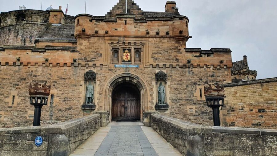 Edinburgh Castle: 120-Minute In-Depth Tour with Expert Guide - Meet your guide away from the castle gate