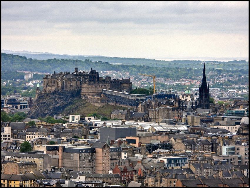 Edinburgh Castle: Guided Tour with Tickets Included - The approach to the castle and Edinburgh’s beginnings