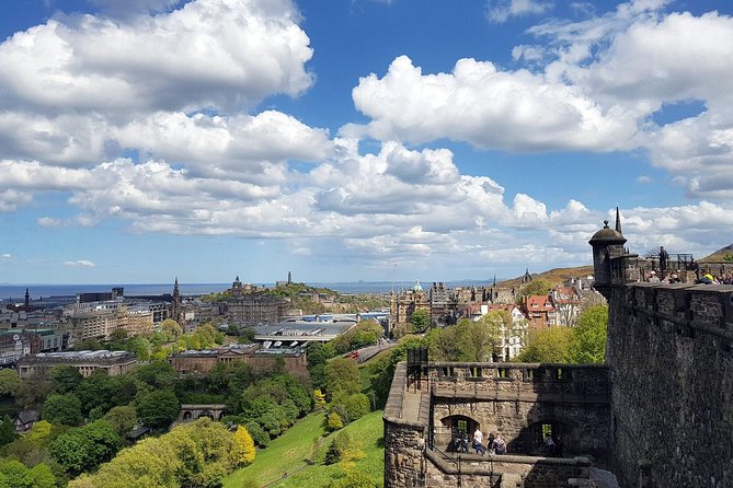 Edinburgh Castle Guided Walking Tour in English - The castle grounds, dungeons, and Crown Jewels