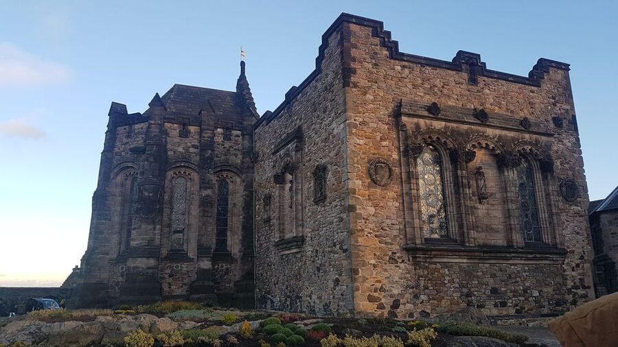 Edinburgh Castle: Guided Walking Tour with Entry Ticket - Language choices and guide style