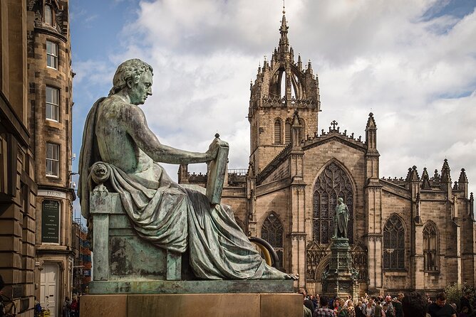 Edinburgh Castle & Royal Mile Walking Tour - Ticket Included - Meeting outside the Fringe shop