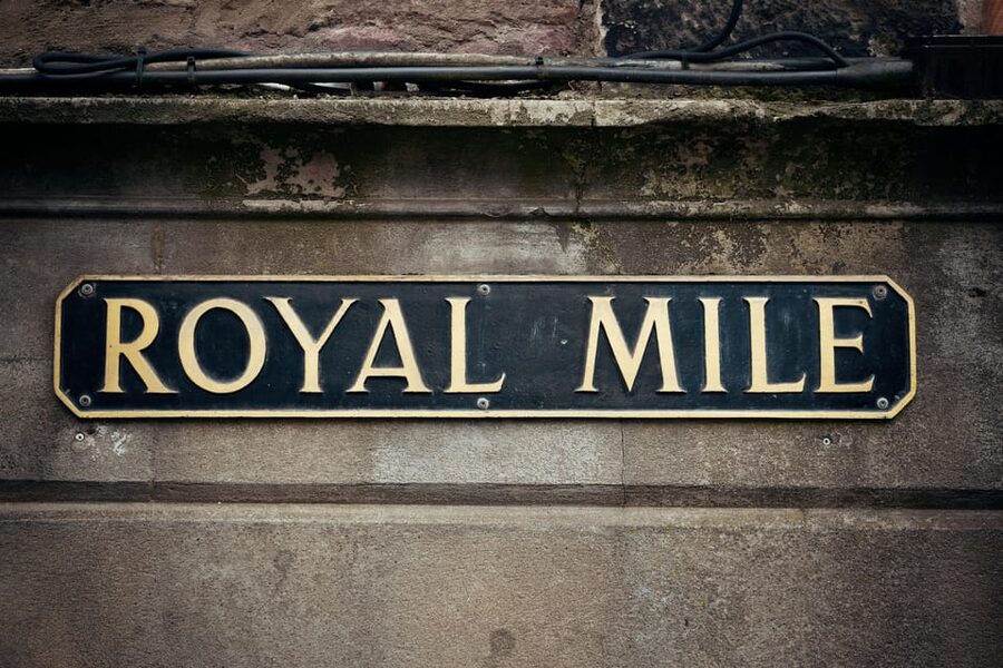 Edinburgh: City Highlights Walking Tour - Greyfriars Kirkyard and the city’s darker stories