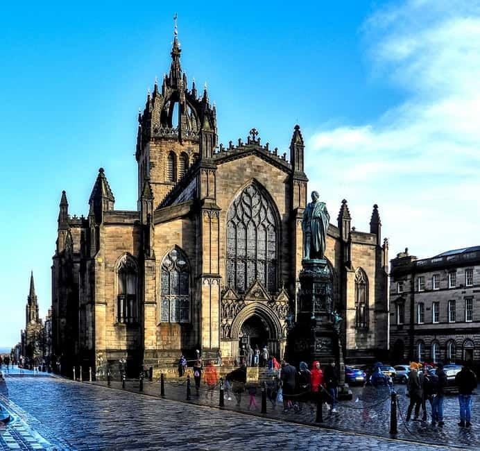 Edinburgh: Dark History Royal Mile Walking Tour - From notorious citizens to everyday misery