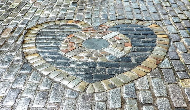 Edinburgh: Dark History Royal Mile Walking Tour - Reading the Royal Mile beyond the postcard view