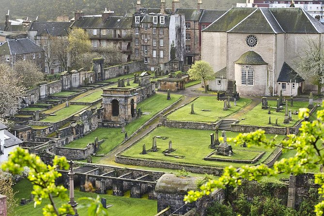 Edinburgh Darkside Walking Tour: Mysteries, Murder and Legends - Edinburgh’s grim past, told after dark