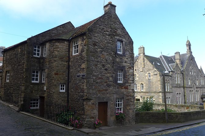 Edinburgh: Dean Village Circus Lane Walking Tour with a Local - Walking down into Dean Village