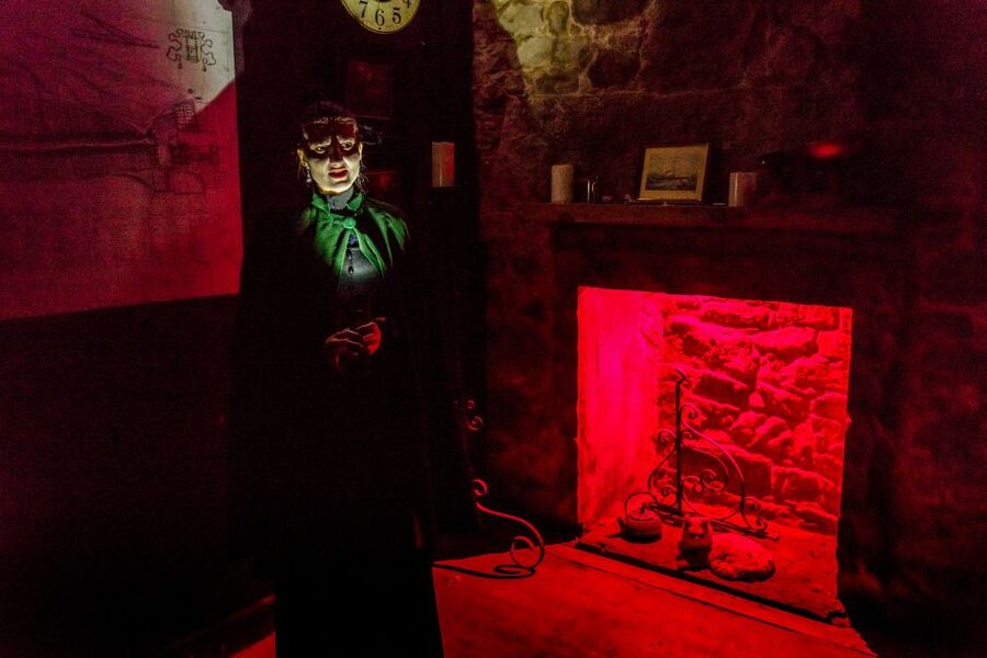 Edinburgh: Evening Underground Ghost Tour - Old Town alleys and the darker side of history