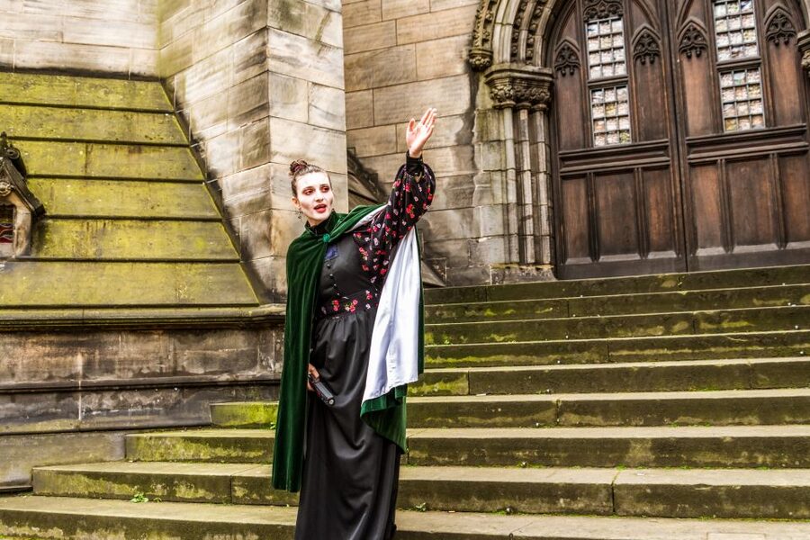 Edinburgh: Evening Underground Ghost Tour - The importance of your guide