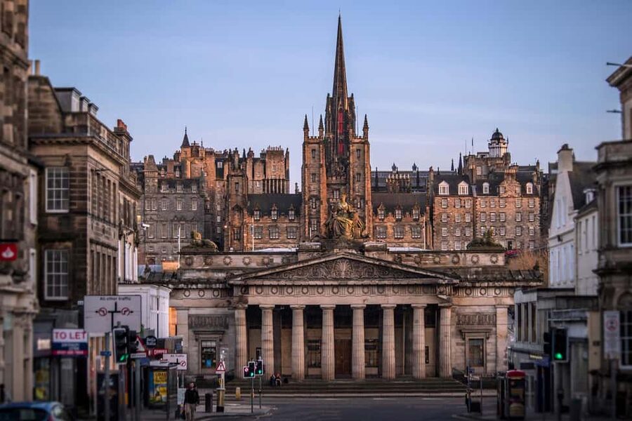 Edinburgh: Full-Day Walking Tour with Edinburgh Castle - Charlotte Square and the Georgian House