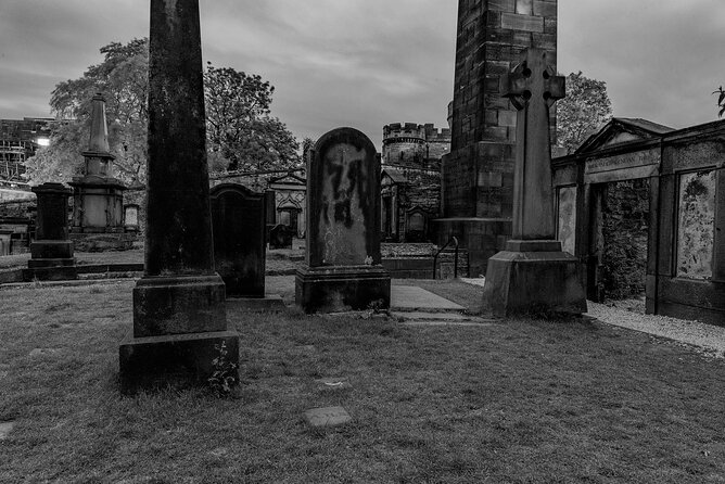 Edinburgh Ghost Tour: Mysteries, Legends and Murders - The Royal Mile’s closes and crowded old city