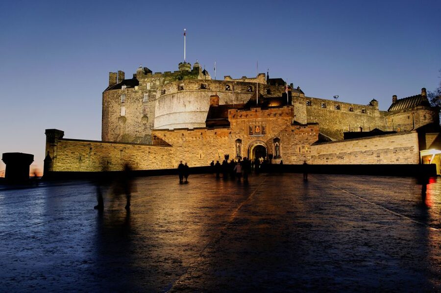 Edinburgh: Guided Ghost Walking Tour - Storytelling, humor, and the guide you get