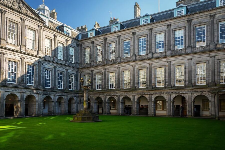 Edinburgh: Harry Potter Tour & Palace of Holyrood Entry - Entering Holyroodhouse after the walking tour