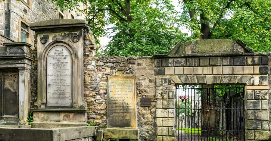 Edinburgh: Haunted Underground Vaults and Graveyard Tour - Criminals, witches, and Edinburgh’s hard past