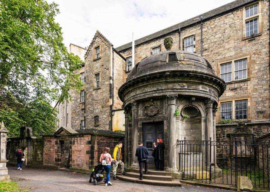 Edinburgh: Haunted Underground Vaults and Graveyard Tour - Why the guide matters so much