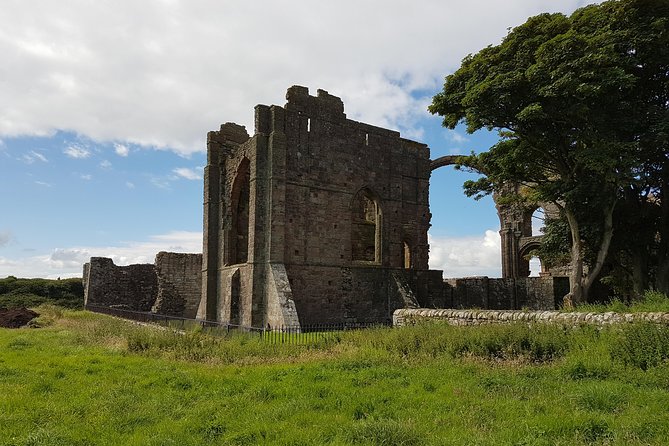 Edinburgh: Holy Island, Alnwick Castle & Kingdom of Northumbria - Alnwick Castle, gardens, and film connections