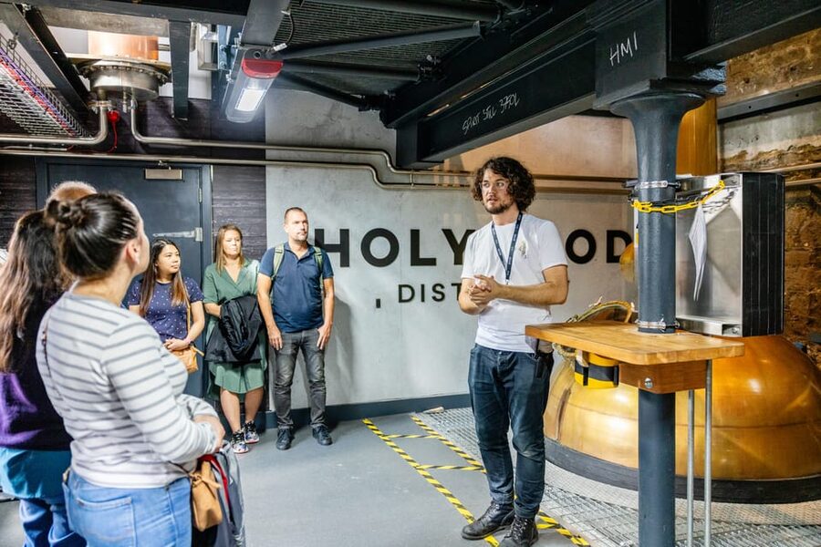 Edinburgh: Holyrood Distillery Whisky & Gin Tour - Start in the Lounge with a seasonal cocktail