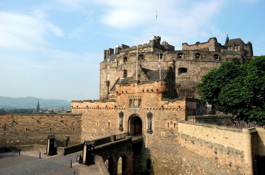 Edinburgh: Immersive Old Town Historical Walking Tour - Audio devices are a small feature with real value