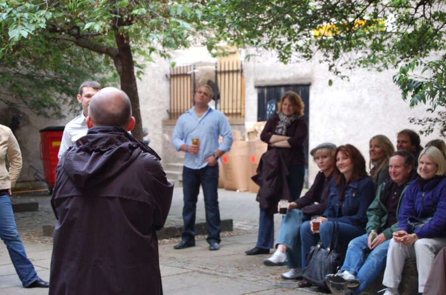 Edinburgh Literary Pub Tour with "Real-Actors" - Moving through wynds, courtyards, and old drinking places