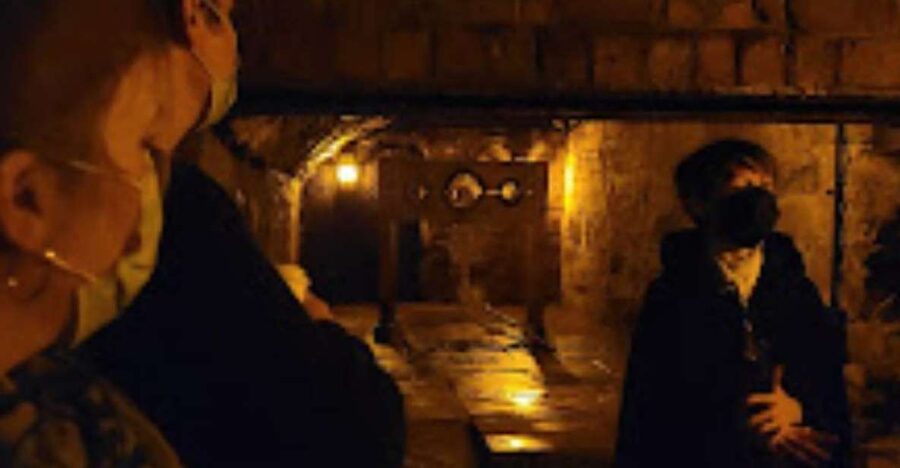 Edinburgh: Old Town and Underground Ghost Tour - Starting on the Royal Mile by the police box