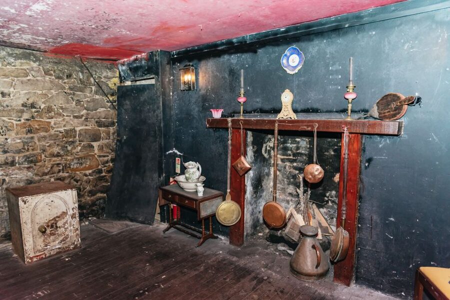 Edinburgh: Old Town and Underground Historical Tour - The guides make the difference