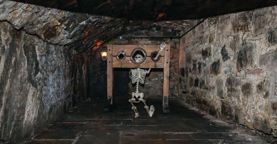 Edinburgh: Old Town and Underground Historical Tour - Dark history without a full ghost tour