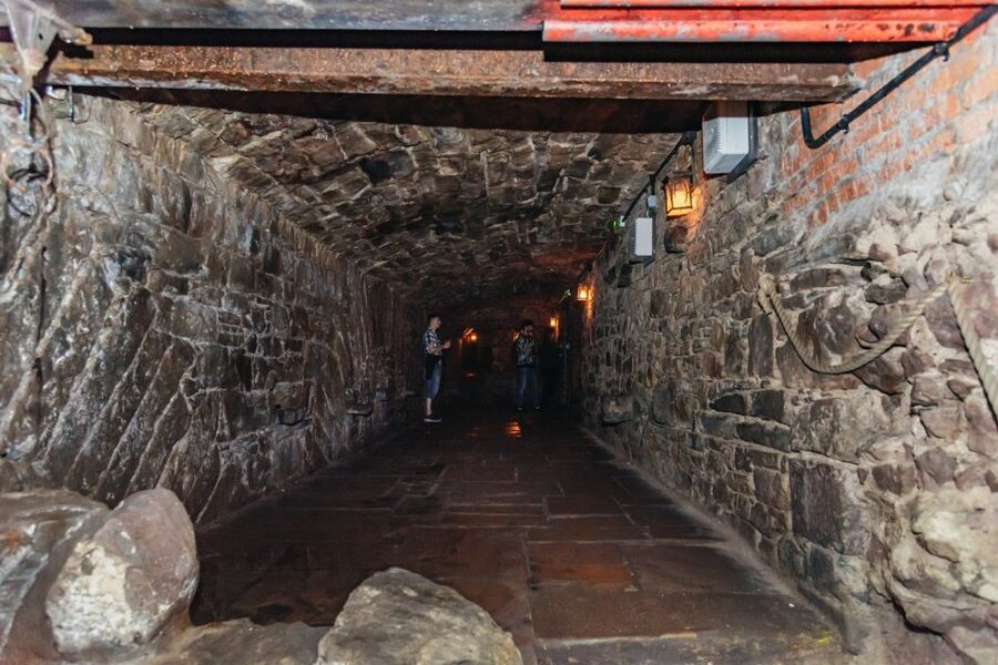 Edinburgh: Old Town and Underground Historical Tour - What the underground vaults add