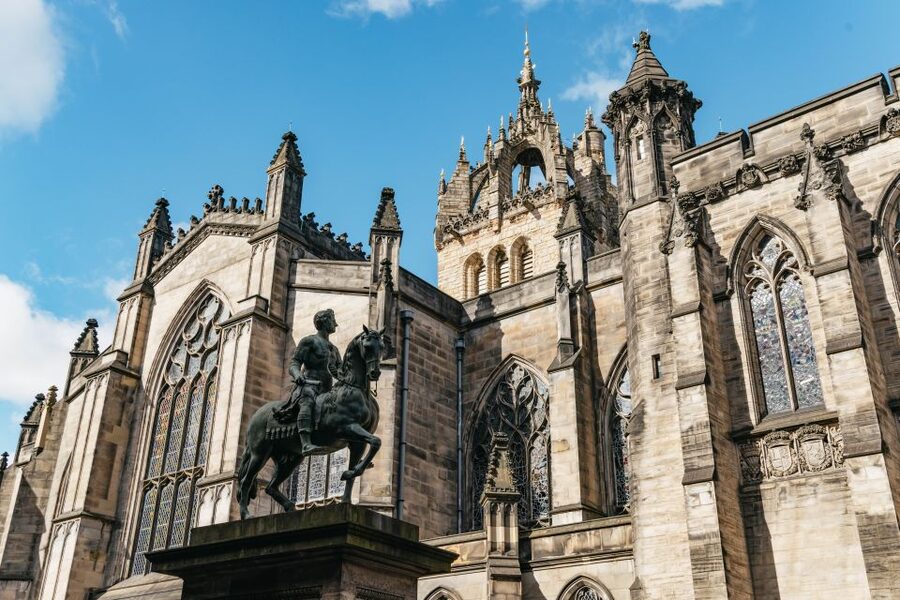 Edinburgh: Old Town History and Tales Walking Tour - Winding streets, closes, and the medieval city