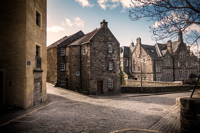 Edinburgh: Old Town's Highlights Walking Tour - Timing, group size, and comfort
