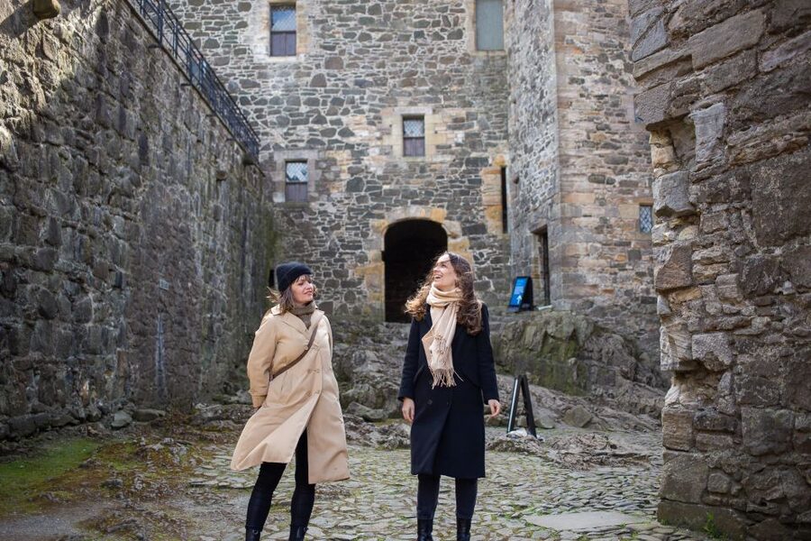 Edinburgh: "Outlander" Filming Locations Guided Tour - Falkland, 1940s Inverness and Jamie’s ghost