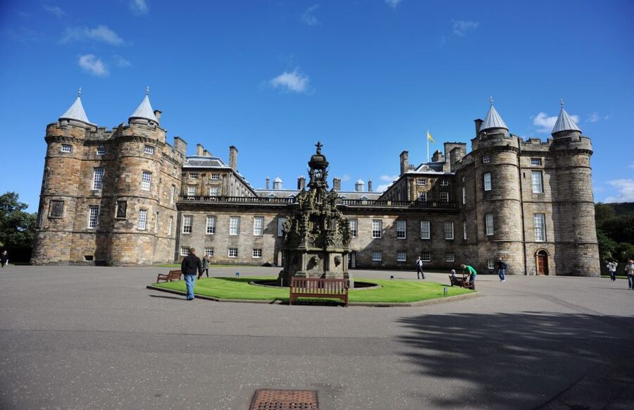 Edinburgh: Palace of Holyroodhouse Entry Ticket - The multimedia guide is a major advantage