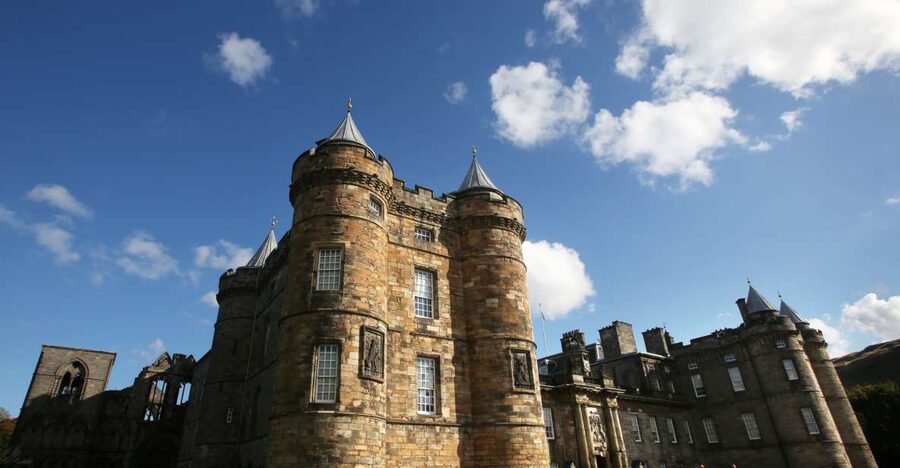 Edinburgh: Palace of Holyroodhouse Entry Ticket - The gardens and views toward Holyrood Park