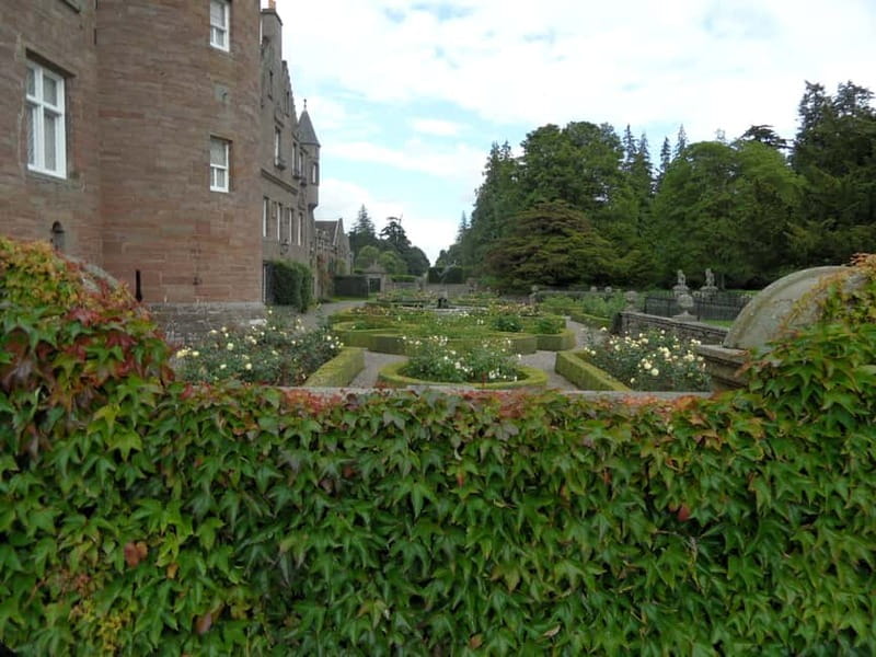 Edinburgh: Private Guided Walking Tour - Stories about famous people and Edinburgh’s character