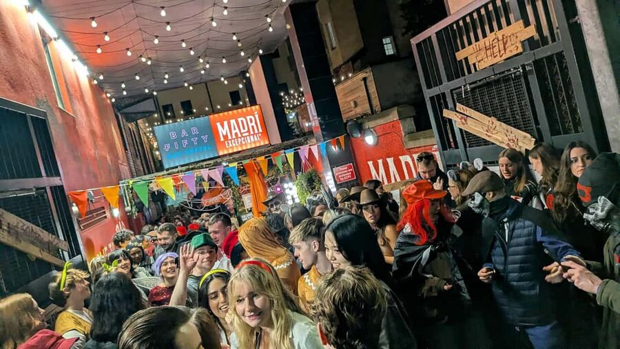 Edinburgh: Pub Crawl 7 Bars with 6 Shots - VIP entry can save time and money