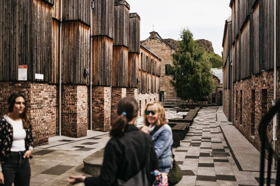 Edinburgh: Pubs and History Guided Walking Tour with Beer - Edinburgh’s brewing story starts on the Royal Mile